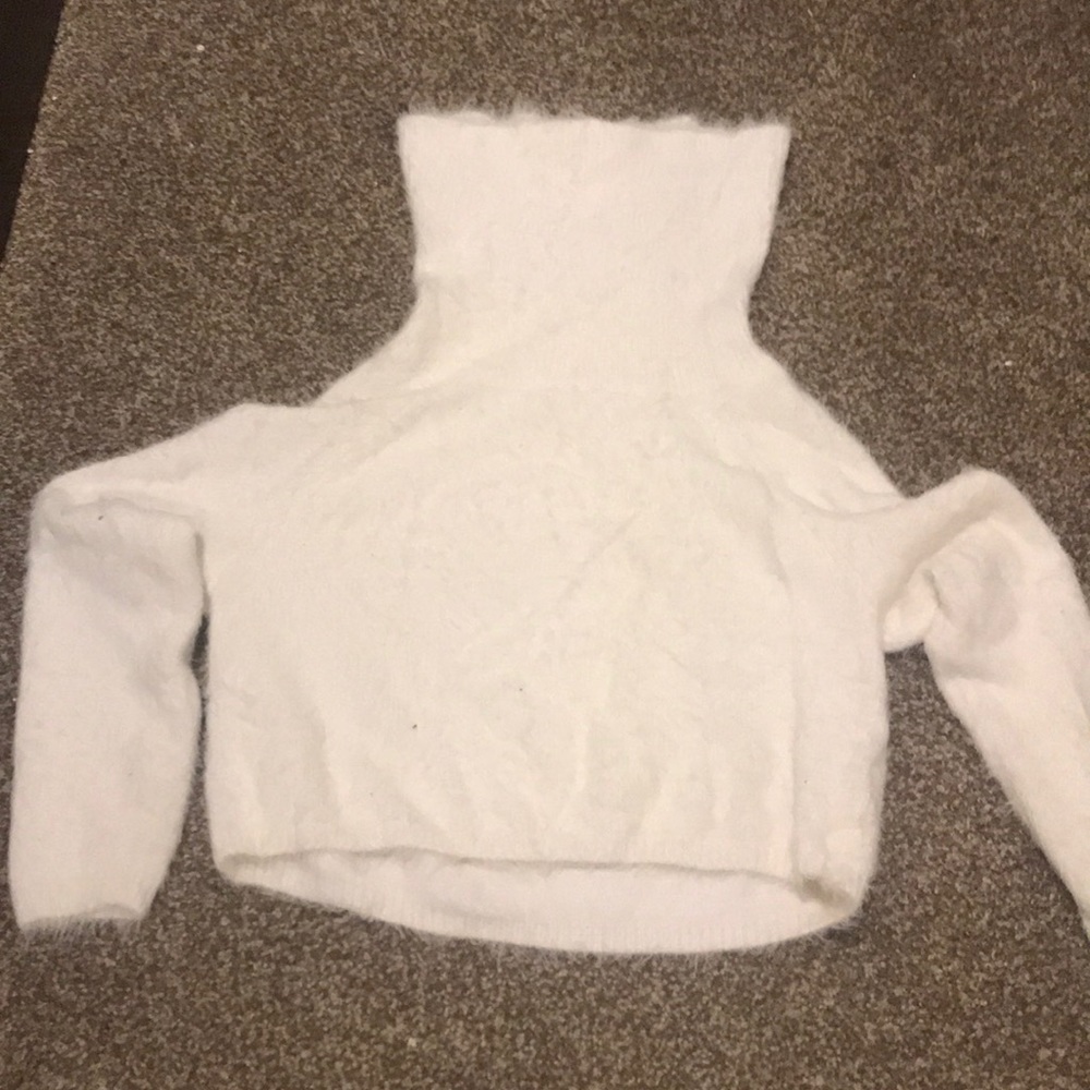 Urban Outfitters Women’s White Fuzzy Sweater - Picture 3 of 4